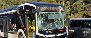 Ein Linienbus mit kaputer Scheibe steht an der Unfallsteller, der Osdorfer Landstraße. Am frühen Morgen sind zwei Busse in Hamburg zusammengestoßen. 