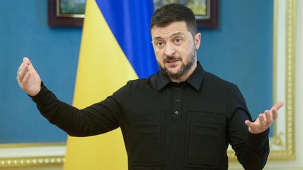 27.09.2025, Ukraine, Kiew: Der ukrainische Präsident Wolodymyr Selenskyj gestikuliert während seiner Pressekonferenz.