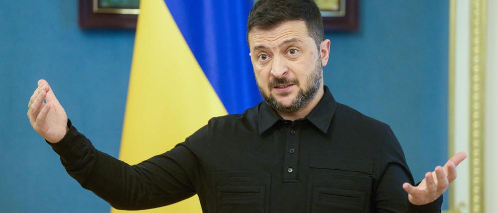 27.09.2025, Ukraine, Kiew: Der ukrainische Präsident Wolodymyr Selenskyj gestikuliert während seiner Pressekonferenz.