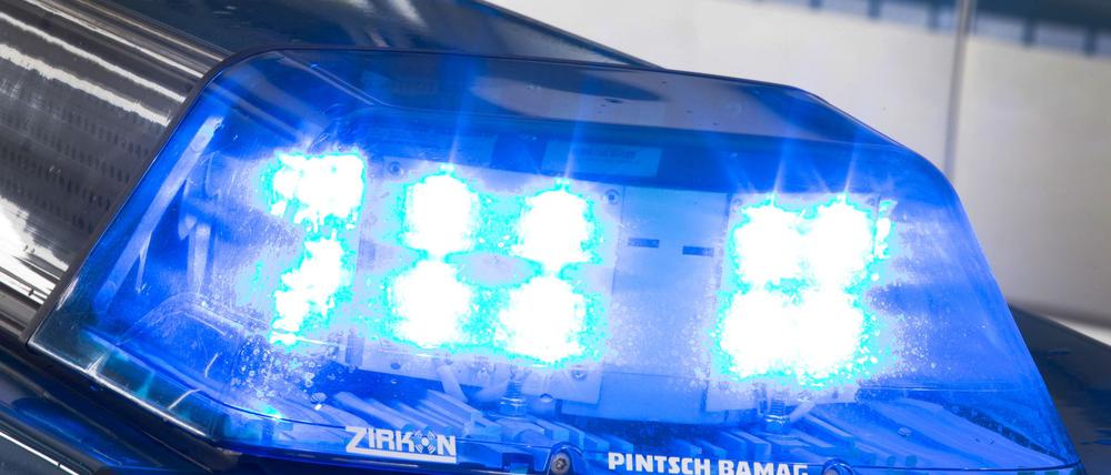 Ein Blaulicht leuchtet auf dem Dach eines Polizeiwagens.