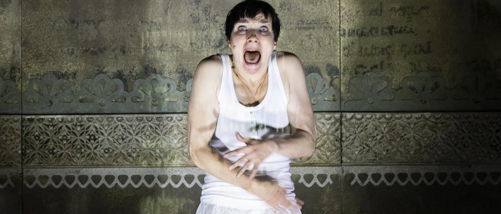 Allein auf der Welt: Kathrin Wehlisch als Josef K. 