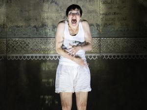 Allein auf der Welt: Kathrin Wehlisch als Josef K. 