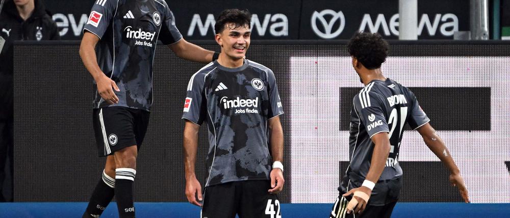 Möchte auch in Madrid jubeln: Eintracht Frankfurts Juwel Can Uzun (M).