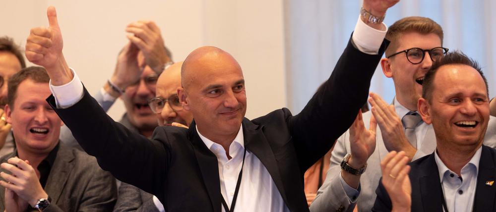 In Dortmund, der drittgrößten Stadt in NRW, unterlag SPD-Amtsinhaber Thomas Westphal nach einem Kopf-an-Kopf-Rennen gegen den CDU-Herausforderer Alexander Omar Kalouti. 