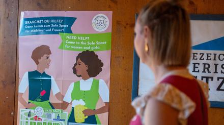 Der „Safe Space“ wirbt unter anderem mit Plakaten und Flyern (Archivbild).