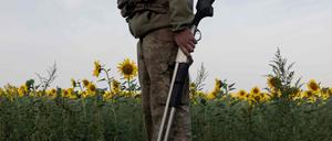 Symbolbild: Ein Soldat der mobilen Feuergruppe der 4. selbstständigen mechanisierten Brigade der Ukraine steht am 9. September 2025 während der russischen Invasion in Serhiy.