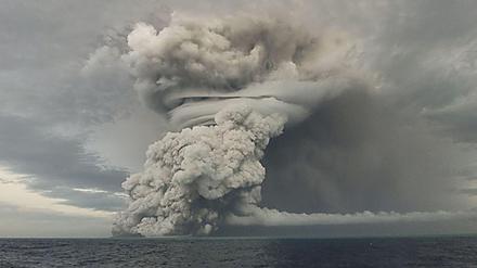 Beim Ausbruch des Untersee-Vulkans Hunga Ha’apai vor Tonga im Pazifik stieg eine Asche-, Dampf- und Gaswolke bis in eine Höhe von 18 bis 20 Kilometern auf. 