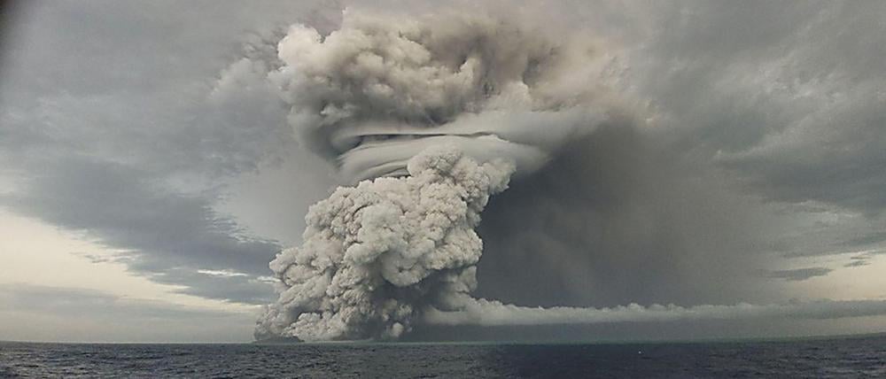 Beim Ausbruch des Untersee-Vulkans Hunga Ha’apai vor Tonga im Pazifik stieg eine Asche-, Dampf- und Gaswolke bis in eine Höhe von 18 bis 20 Kilometern auf. 
