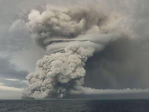 Beim Ausbruch des Untersee-Vulkans Hunga Ha’apai vor Tonga im Pazifik stieg eine Asche-, Dampf- und Gaswolke bis in eine Höhe von 18 bis 20 Kilometern auf. 