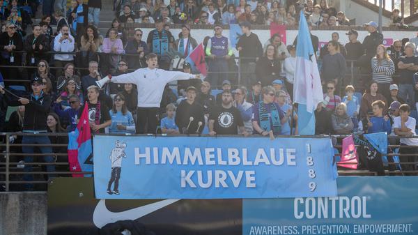 Eine kleine Kurve gibt es im Stadion Lichterfelde auch schon.