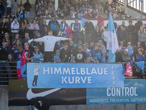Eine kleine Kurve gibt es im Stadion Lichterfelde auch schon.
