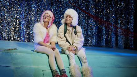 „Bär im Universum“ von Dea Loher am Hans Otto Theater. Hier Jelena Kunz als Schneehuhn und Gregor Knop als Eisbär.