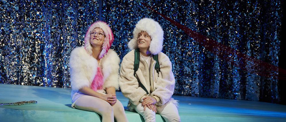 „Bär im Universum“ von Dea Loher am Hans Otto Theater. Hier Jelena Kunz als Schneehuhn und Gregor Knop als Eisbär.