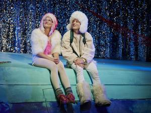 „Bär im Universum“ von Dea Loher am Hans Otto Theater. Hier Jelena Kunz als Schneehuhn und Gregor Knop als Eisbär.