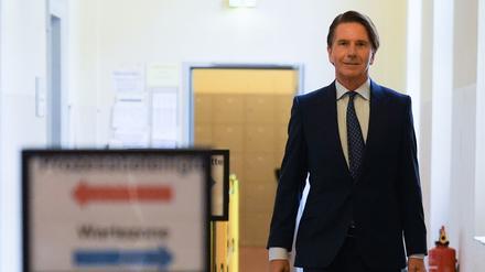 Béla Anda, Journalist und ehemaliger Regierungssprecher und jetziger Berater von Block, muss den Gerichtssaal während des Prozesses wegen mutmaßlicher Kindesentführung im Landgericht Hamburg verlassen.