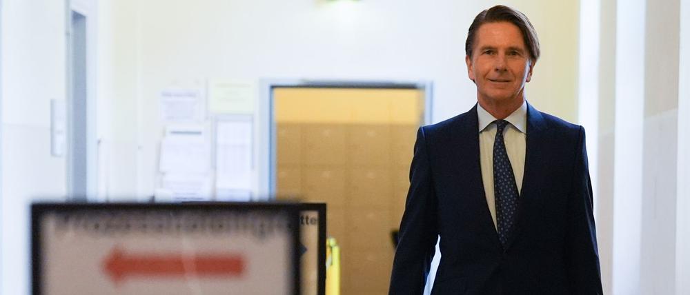 Béla Anda, Journalist und ehemaliger Regierungssprecher und jetziger Berater von Block, muss den Gerichtssaal während des Prozesses wegen mutmaßlicher Kindesentführung im Landgericht Hamburg verlassen.