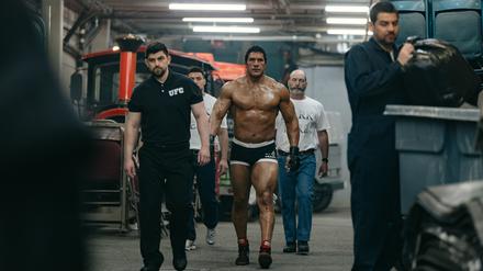 HANDOUT - 29.05.2024, ---: Dwayne Johnson (M) als Mark Kerr in einer Szene des Films "The Smashing Machine" (undatierte Filmszene). Der Film kommt am 02.10.2025 in die deutschen Kinos. (zu dpa-Kinostarts) Foto: Eric Zachanowich/Leonine/dpa - ACHTUNG: Nur zur redaktionellen Verwendung bis zum 02.01.2026 im Zusammenhang mit einer Berichterstattung über den Film und nur mit vollständiger Nennung des vorstehenden Credits +++ dpa-Bildfunk +++