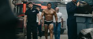 HANDOUT - 29.05.2024, ---: Dwayne Johnson (M) als Mark Kerr in einer Szene des Films "The Smashing Machine" (undatierte Filmszene). Der Film kommt am 02.10.2025 in die deutschen Kinos. (zu dpa-Kinostarts) Foto: Eric Zachanowich/Leonine/dpa - ACHTUNG: Nur zur redaktionellen Verwendung bis zum 02.01.2026 im Zusammenhang mit einer Berichterstattung über den Film und nur mit vollständiger Nennung des vorstehenden Credits +++ dpa-Bildfunk +++