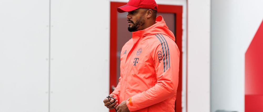 Die dicke Jacke durfte Trainer Vincent Kompany daheim lassen.