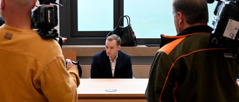 Der Angeklagte will ausdrücklich nicht gepixelt werden. „Er hat nichts falsch gemacht“, sagt seine Anwältin. 