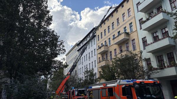 Die Berliner Feuerwehr ist am Montag in Kreuzberg wegen eines brennenden Dachstuhls im Einsatz.