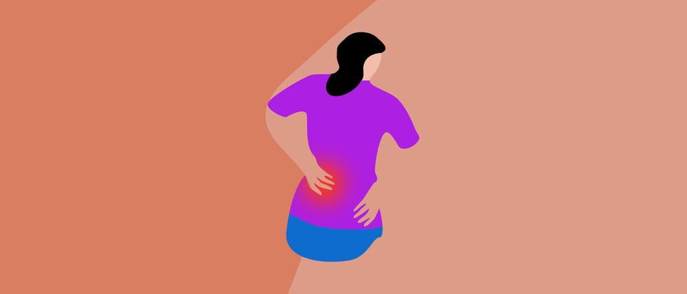 Eine Frau hält sich den schmerzenden Rücken (Illustration).
