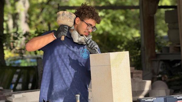 Mattis R. (19) lernt im dritten Lehrjahr im Steinmetzbetrieb Kagerer.
