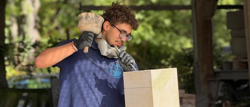 Mattis R. (19) lernt im dritten Lehrjahr im Steinmetzbetrieb Kagerer.