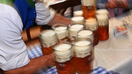 Bierausschank auf der Wiesn. Frauen fühlen sich auf dem Volksfest nicht immer wohl.