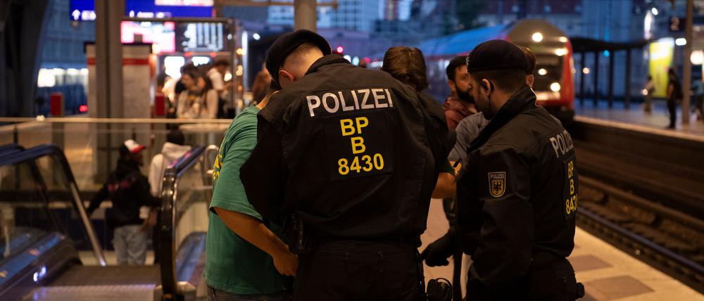 Die Bundespolizei erlässt ein Waffenverbot auf 15 Bahnhöfen in Berlin im Oktober, Kontrollen sollen so einfacher werden. (Archivbild)