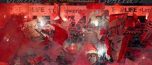 Die Fans von Union Berlin zünden zahlreiche Bengalos. 