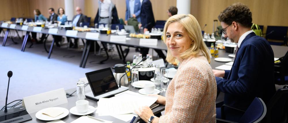 Nina Warken und der Herbst der Kommissionen: Die Gesundheitsministerin dringt auf rasche Sparvorschläge.