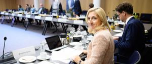 Nina Warken und der Herbst der Kommissionen: Die Gesundheitsministerin dringt auf rasche Sparvorschläge.