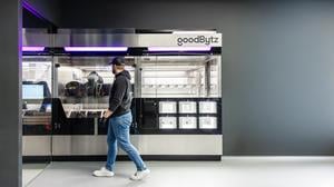 Kommt nie zu spät, macht nicht blau, wird nicht krank: das Modell „Alice“ des Hamburger Start-ups Goodbytz (hinten). 