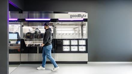 Kommt nie zu spät, macht nicht blau, wird nicht krank: das Modell „Alice“ des Hamburger Start-ups Goodbytz (hinten). 