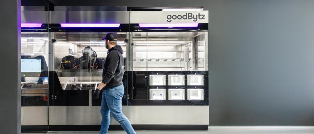 Kommt nie zu spät, macht nicht blau, wird nicht krank: das Modell „Alice“ des Hamburger Start-ups Goodbytz (hinten). 