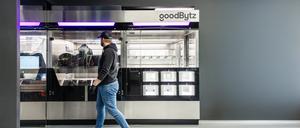 Kommt nie zu spät, macht nicht blau, wird nicht krank: das Modell „Alice“ des Hamburger Start-ups Goodbytz (hinten). 