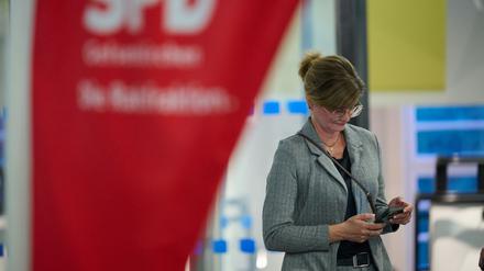 Sarah Philipp, Vorsitzende der NRW-SPD, schaut am Rande der Wahlparty der SPD im Rathaus in Gelsenkirchen auf ihr Smartphone. 