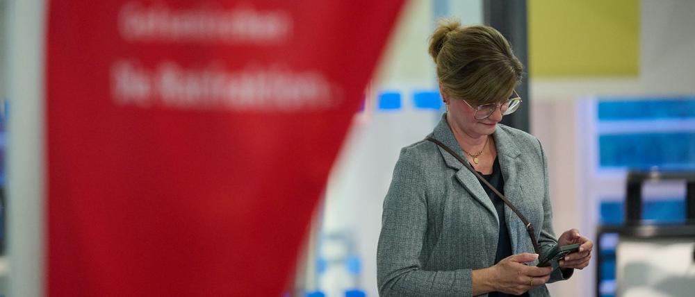 Sarah Philipp, Vorsitzende der NRW-SPD, schaut am Rande der Wahlparty der SPD im Rathaus in Gelsenkirchen auf ihr Smartphone. 
