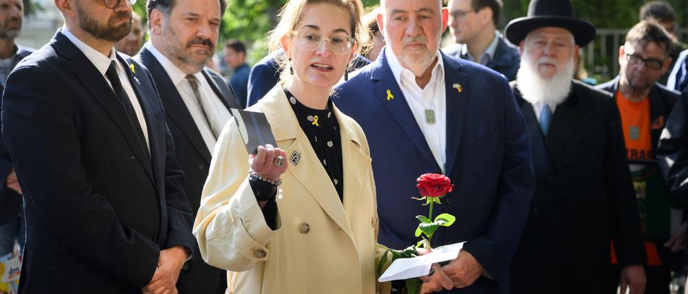 Karoline Preisler (M) erhält in diesem Jahr den Paul-Spiegel-Preis. (Archivbild) 