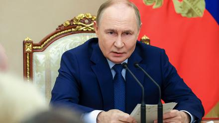 14.09.2025, Russland, Moskau: Der russische Präsident Wladimir Putin spricht bei einem Treffen zu wirtschaftlichen Fragen im Kreml.