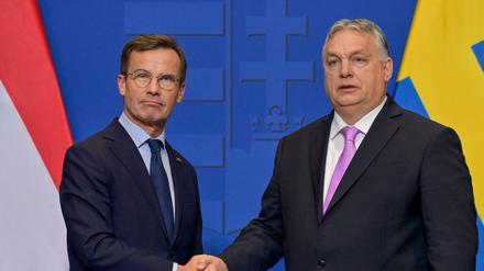 Keine innige Freundschaft: Ulf Kristersson (l), Ministerpräsident von Schweden, und Viktor Orbán, Ministerpräsident von Ungarn.