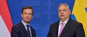 Keine innige Freundschaft: Ulf Kristersson (l), Ministerpräsident von Schweden, und Viktor Orbán, Ministerpräsident von Ungarn.