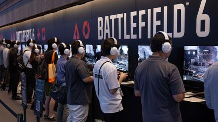 Freitag vergangener Woche: Besucher spielen das Spiel Battlefield 6 vor dessen offizieller Veröffentlichung auf der Tokyo Game Show 2025 in Chiba.