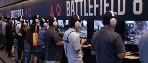 Freitag vergangener Woche: Besucher spielen das Spiel Battlefield 6 vor dessen offizieller Veröffentlichung auf der Tokyo Game Show 2025 in Chiba.