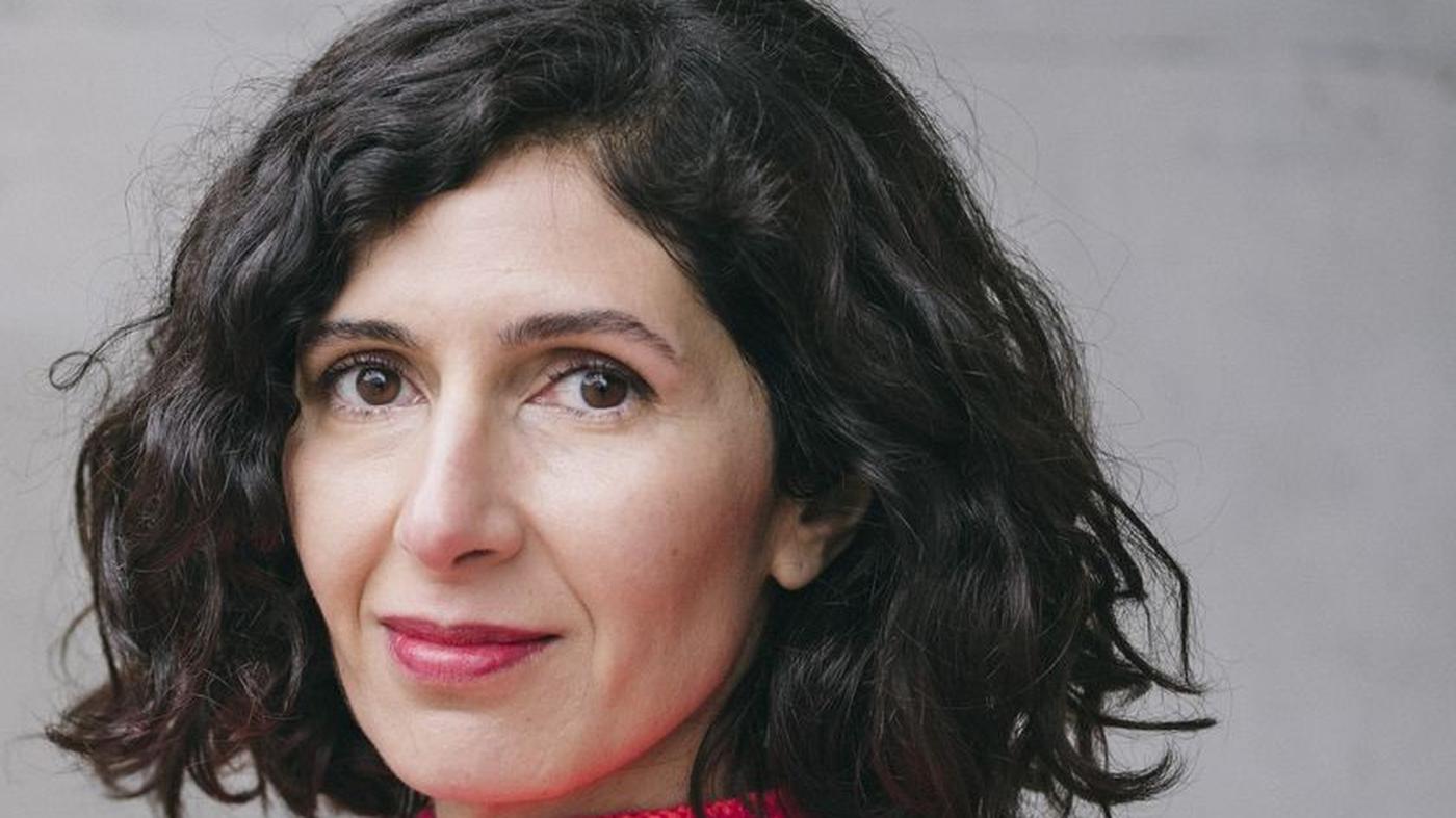 Nava-Ebrahimis-Roman-Und-Federn-berall-Wer-auf-der-H-hnerbrust-Holz-f-hlt-bekommt-Bonuspunkte