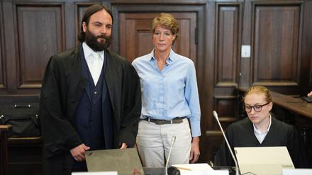 Christina Block (M), deutsche Gastronomin und Unternehmerin, ihr Anwalt Ingo Bott, Verteidiger von Block, und Anwältin Paula Wlodarek, Verteidigerin von Block.