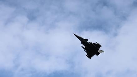 Ein französischer Jet über Warschau.