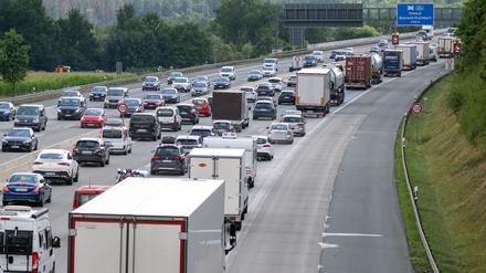 Wegen des langen Wochenendes und der Herbstferien wird mit Staus vor allem an den Samstagen im Oktober gerechnet. (Archivbild)