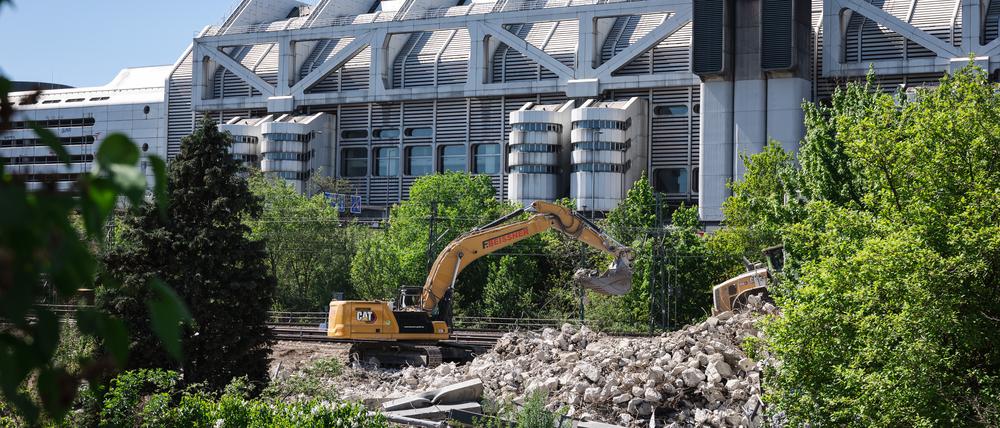 Die letzten Schuttberäumungsmaßnahmen an der abgerissenen Ringbahnbrücke fotografiert aus der angrenzenden Kleingartenkolonie. Im Hintergrund ist das ICC zu sehen.